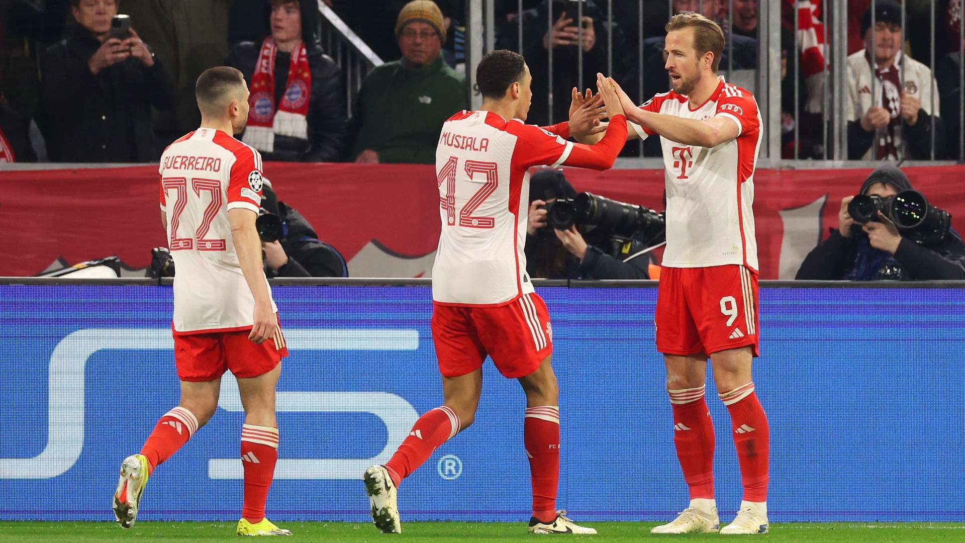 Kane celebrate Bayern Lazio