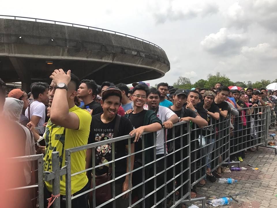 แฟนบอลมาเลยเซียต่อคิวซื้อตั๋วนัดชิง