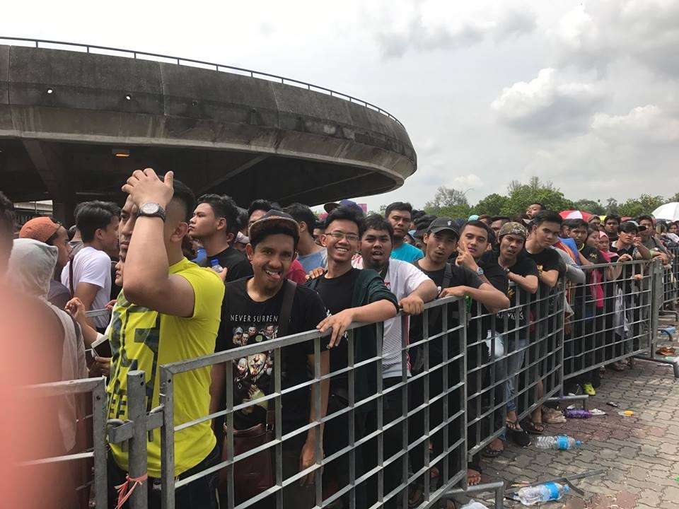 แฟนบอลมาเลยเซียต่อคิวซื้อตั๋วนัดชิง