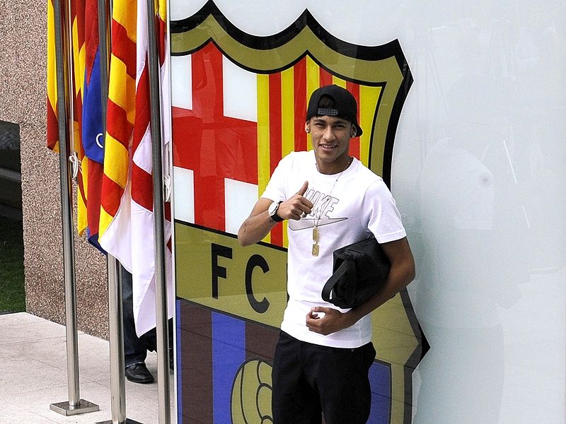 Neymar y el escudo de Barcelona