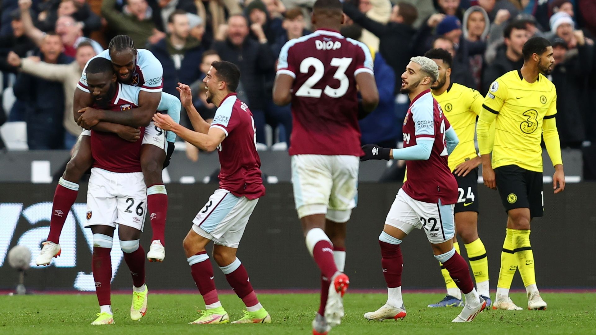 West Ham celebrate Masuaku goal vs Chelsea 2021-22