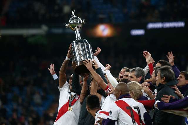 Jogadores do River Plate levantam a taça após a vitória sobre o Boca na final da Conmebol Libertadores de 2018