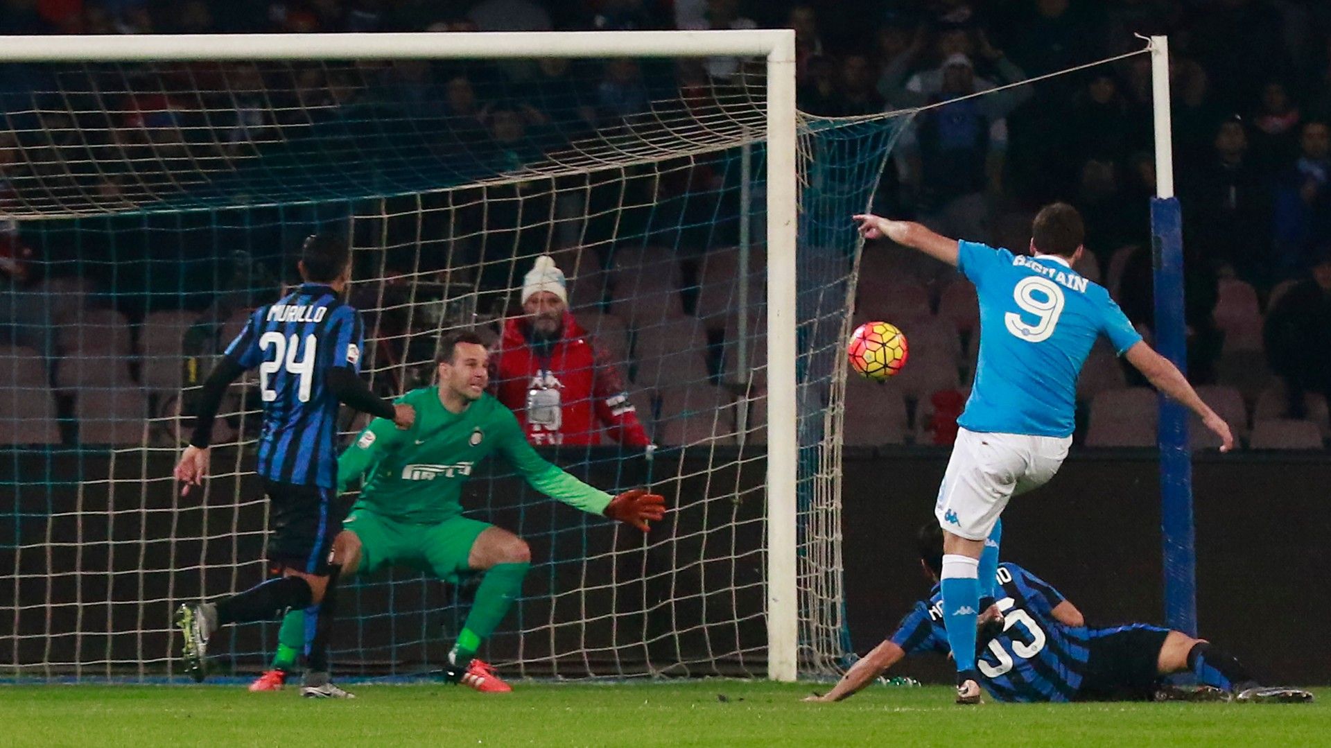 Gonzalo Higuain Napoli Inter 2015