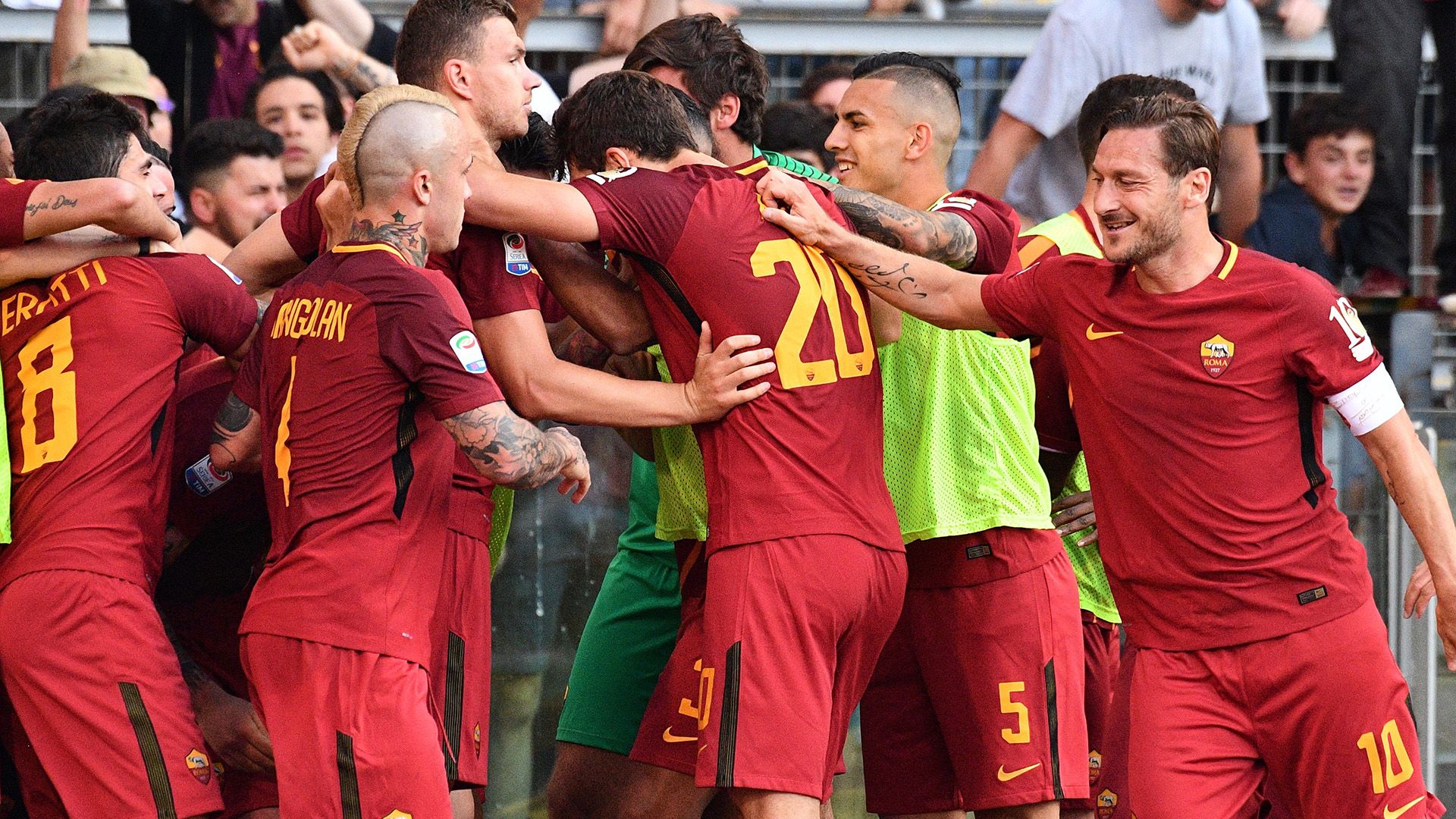 Roma celebrating vs Genoa