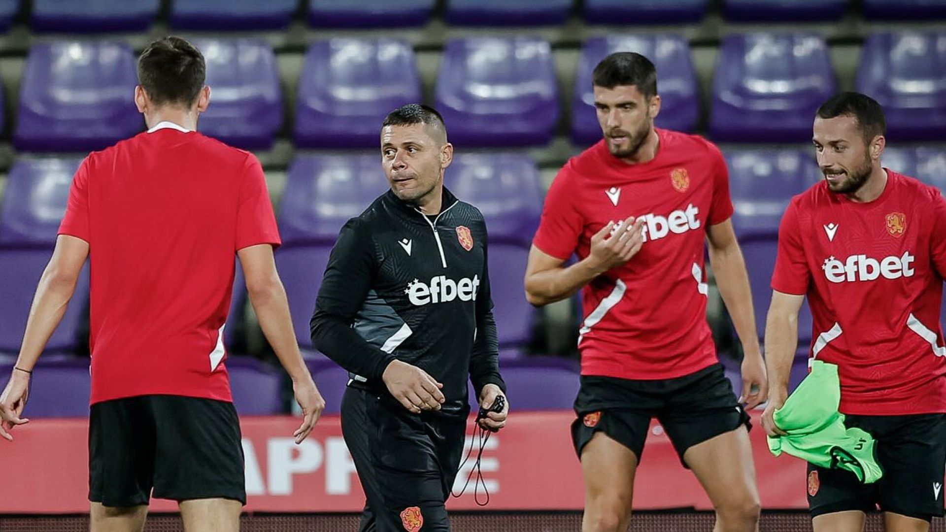 Aleksandar Dimitrov pimpin latihan Bulgaria