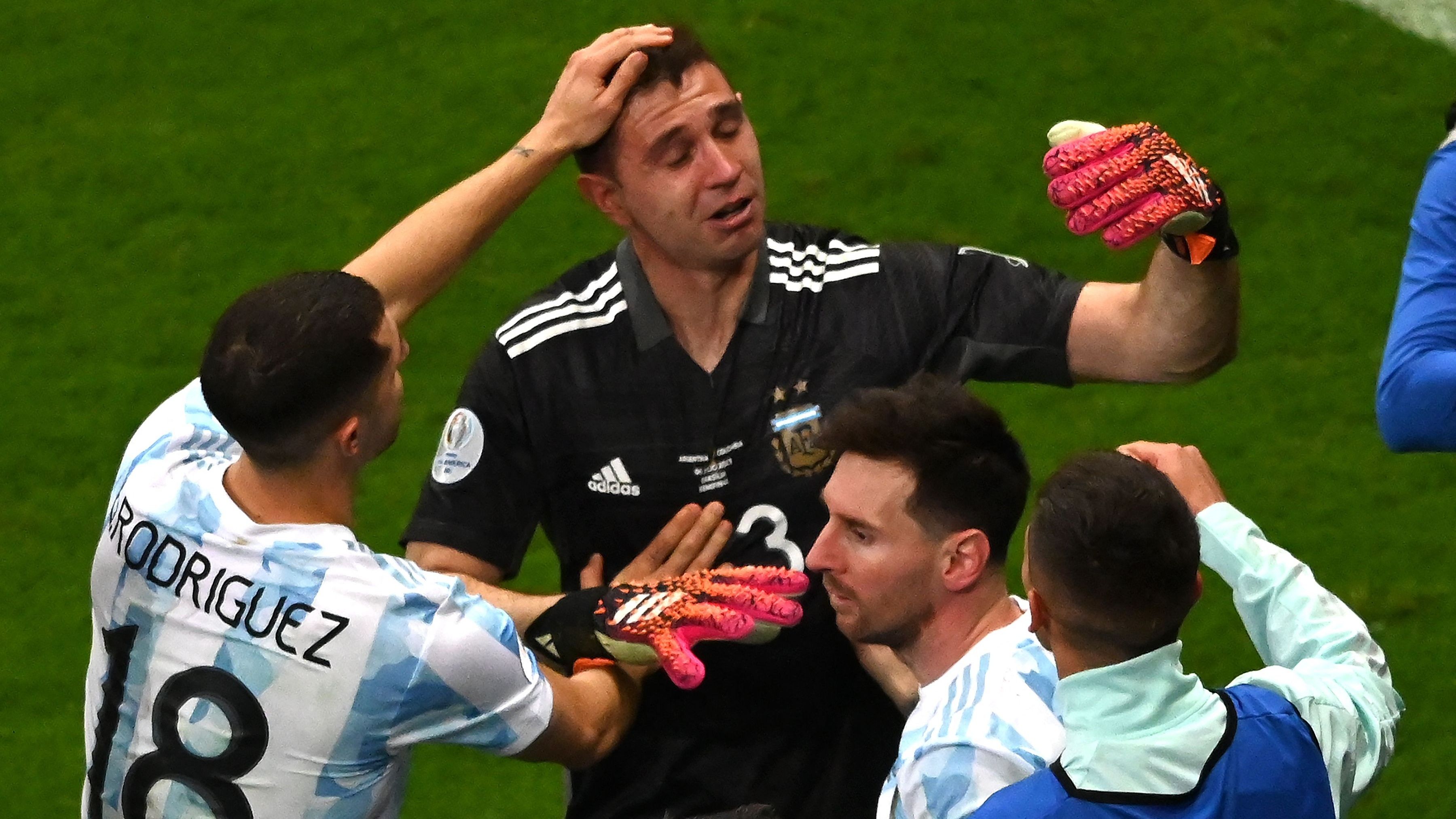 Emiliano Martinez Lionel Messi Argentina