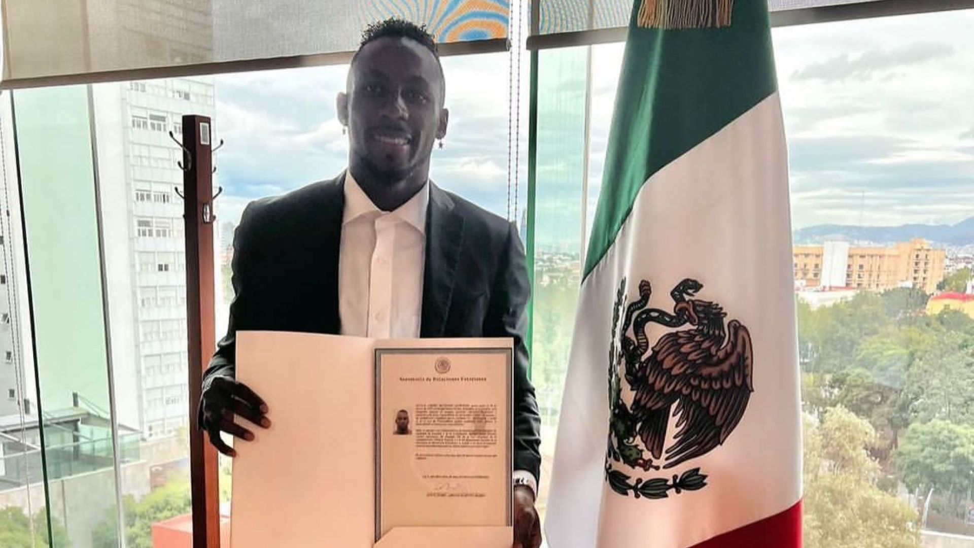 Julián Quiñones naturalizado mexicano