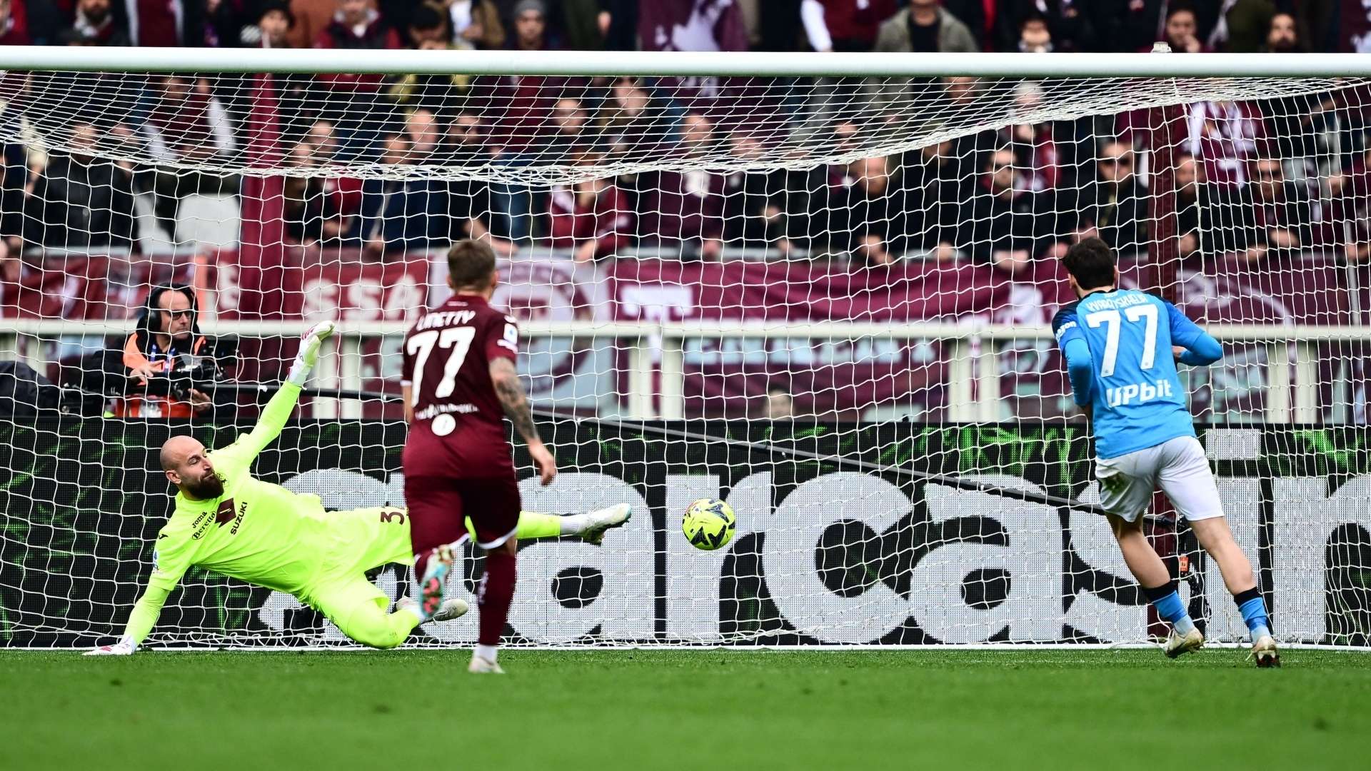 Khvicha Kvaratskhelia scores on penalty Torino Napoli