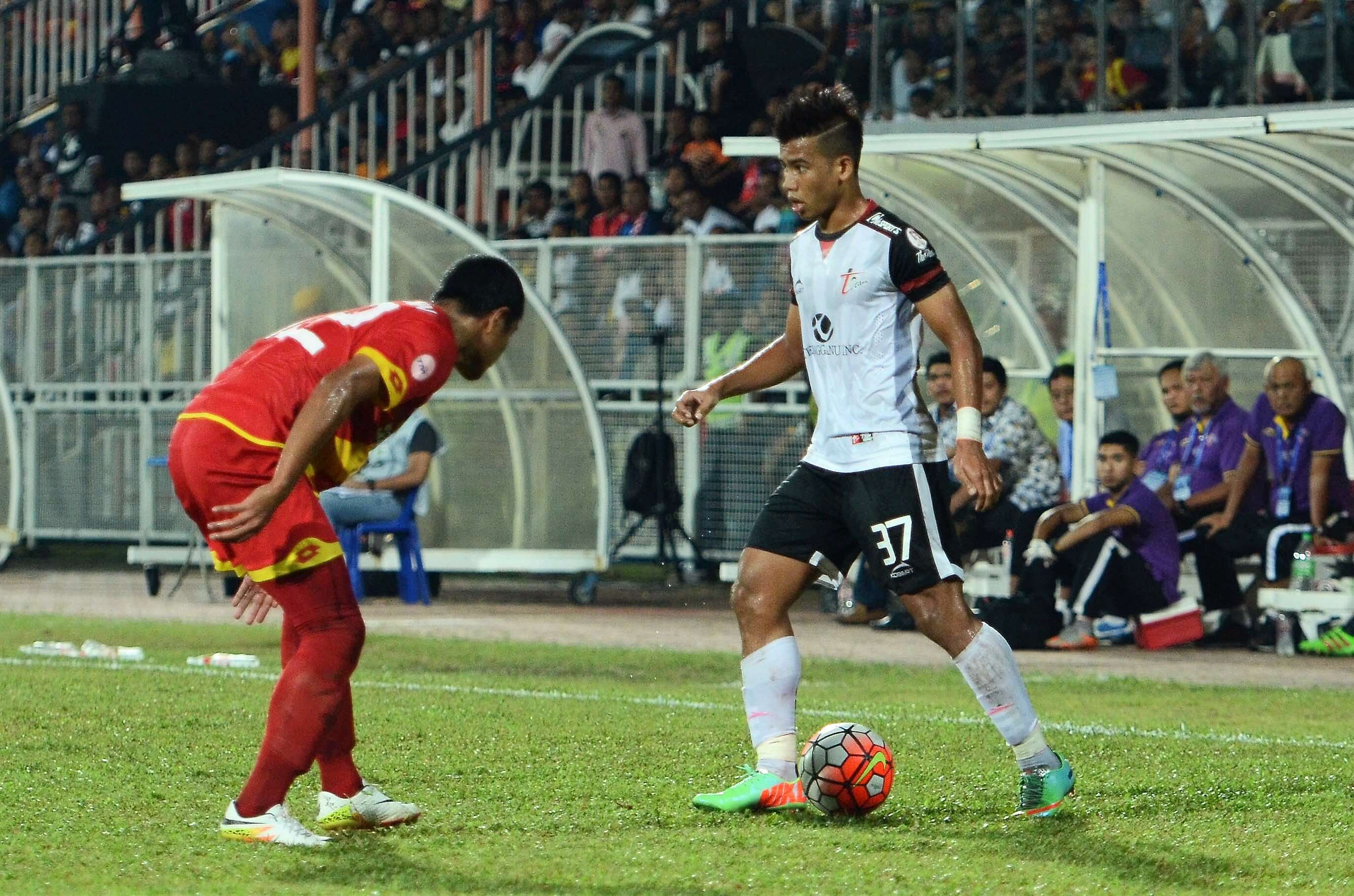 T-Team's Safawi Rashid (right) tries to get past a Selangor player 15/10/2016
