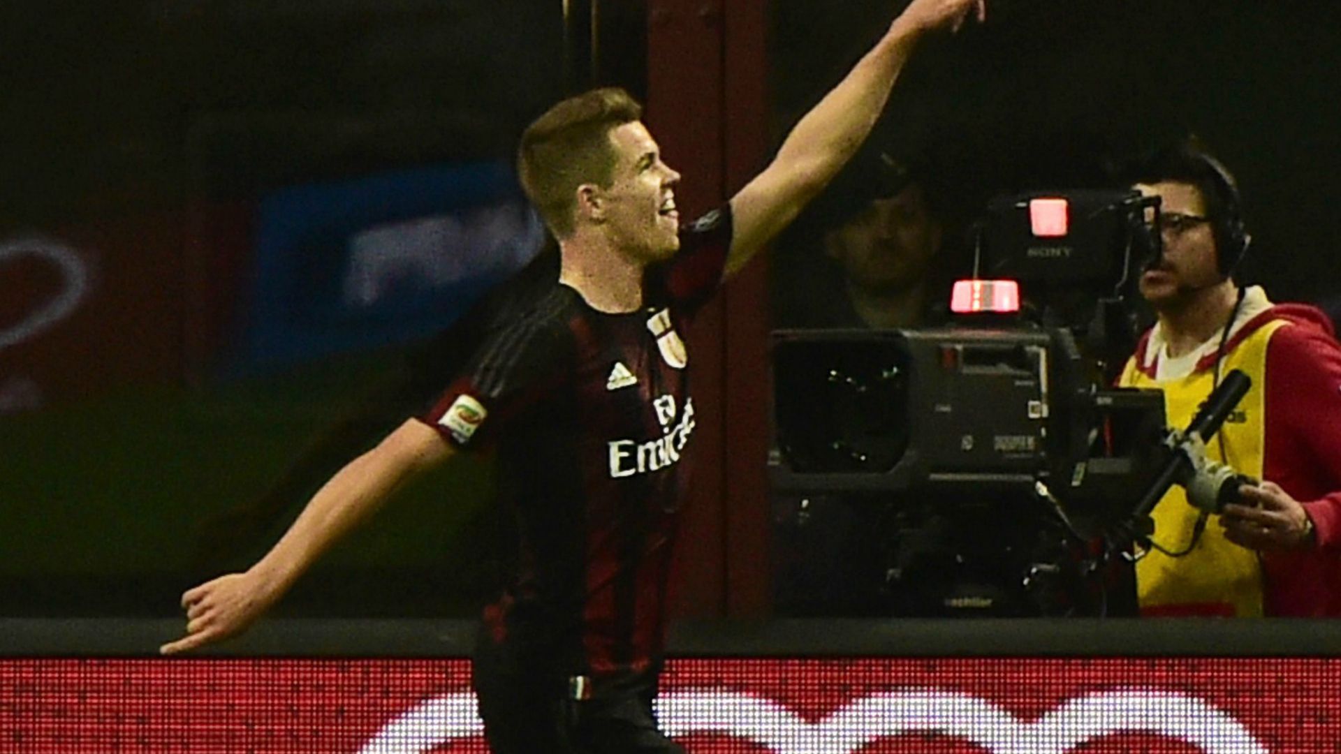 Marco Van Ginkel celebrates his scoring Milan Roma Serie A 09052015