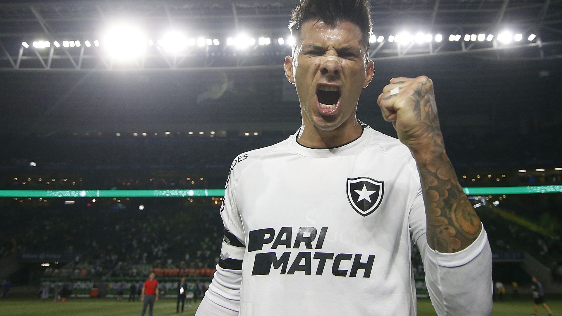 Victor Cuesta comemora vitória do Botafogo sobre o Palmeiras, no Brasileirão de 2023