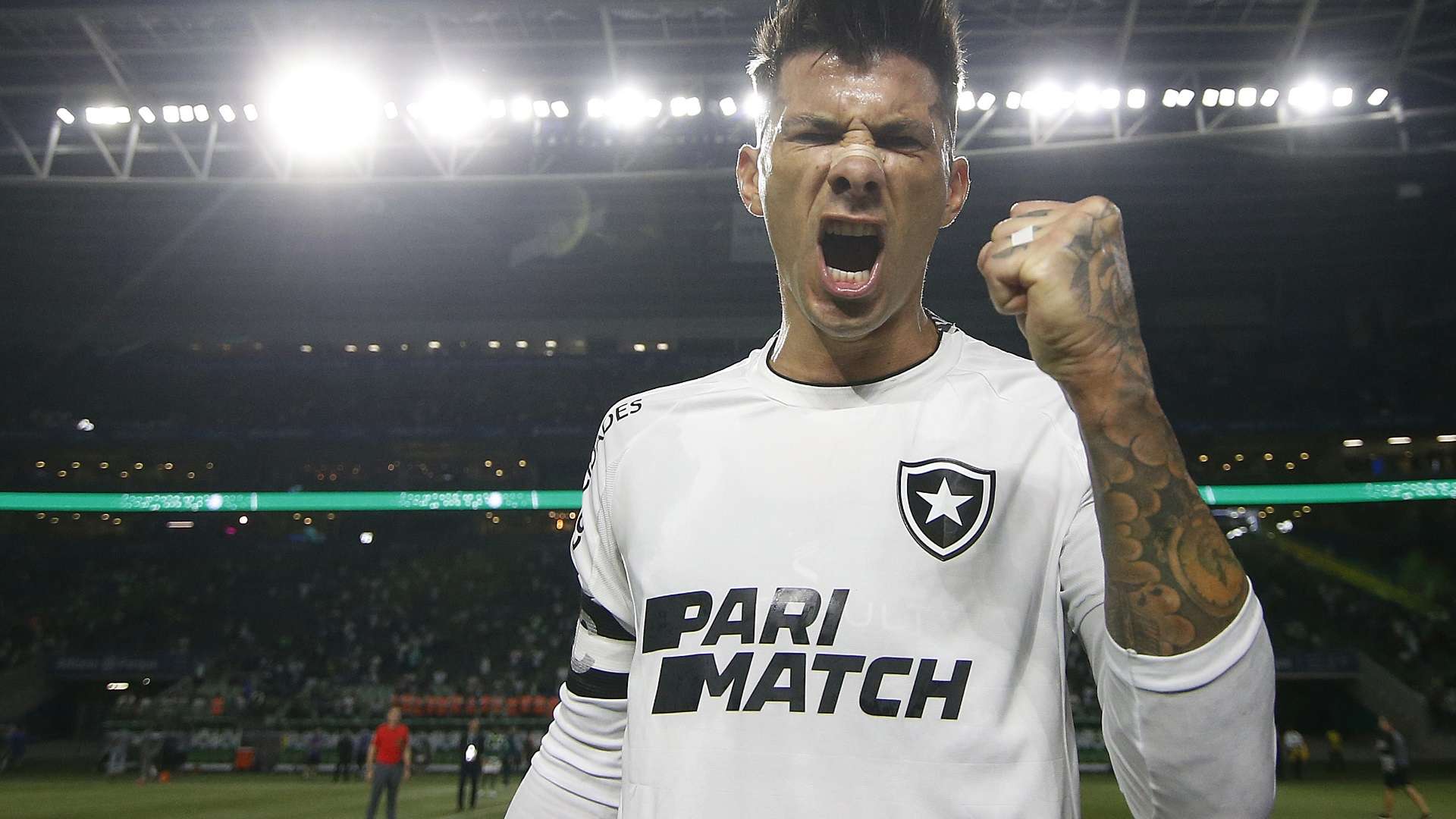 Victor Cuesta comemora vitória do Botafogo sobre o Palmeiras, no Brasileirão de 2023