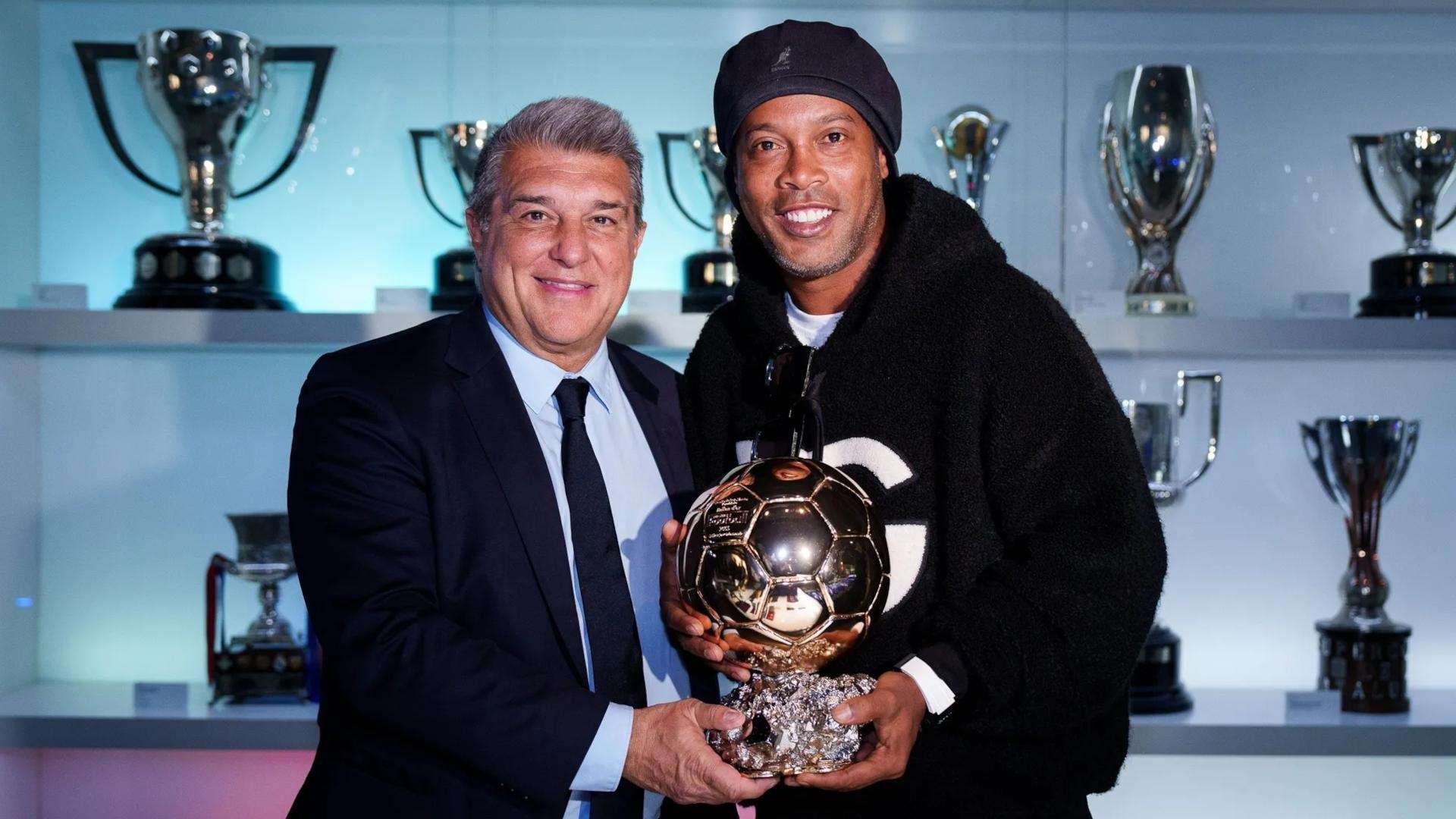 Ronaldinho e Joan Laporta no Museu do Barcelona em 2023; jogador entregou sua Bola de Ouro ao clube