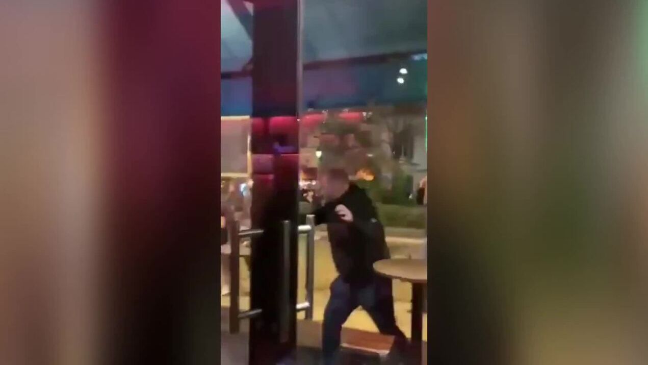 Torcedores de Aston Villa e PSG brigam em Paris antes de jogo pelas quartas de final da Champions League