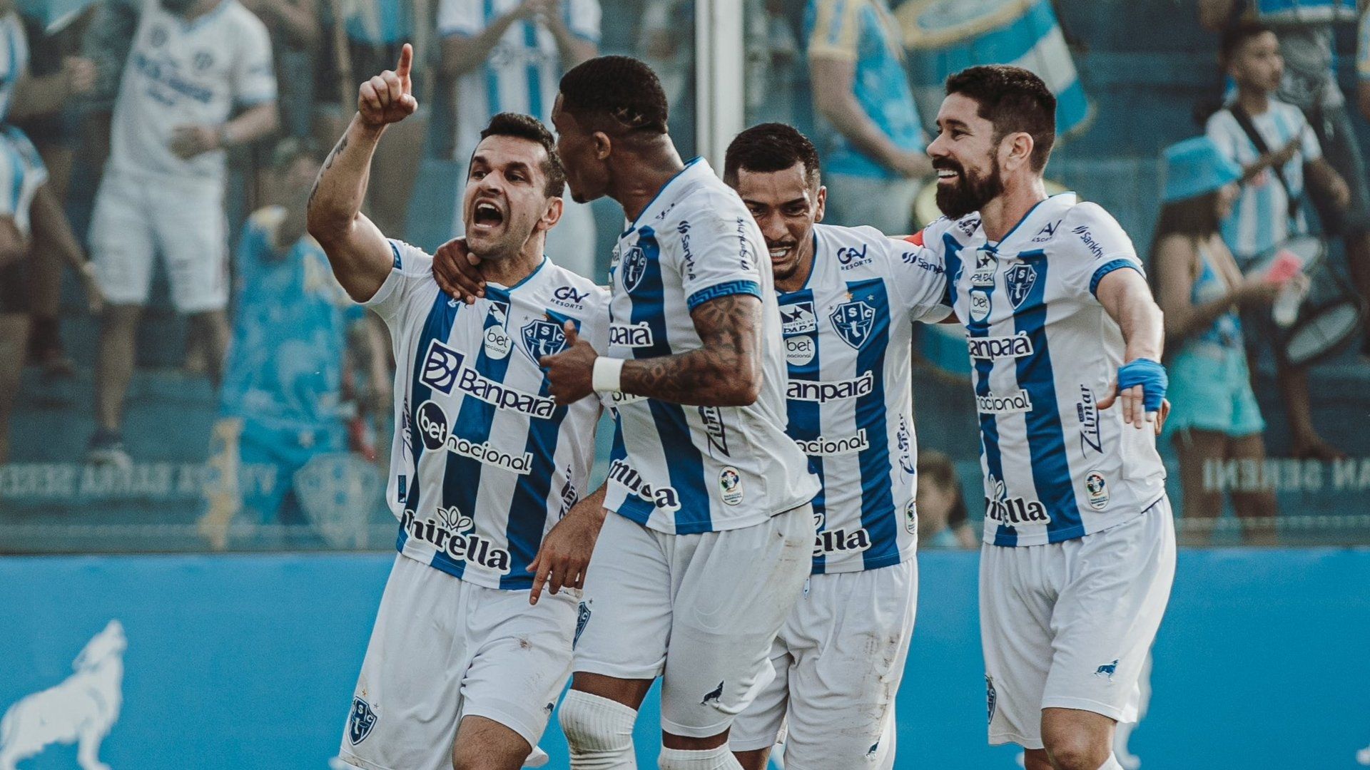 Jogadores do Paysandu comemoram gol marcado em jogo do Paraense 2023