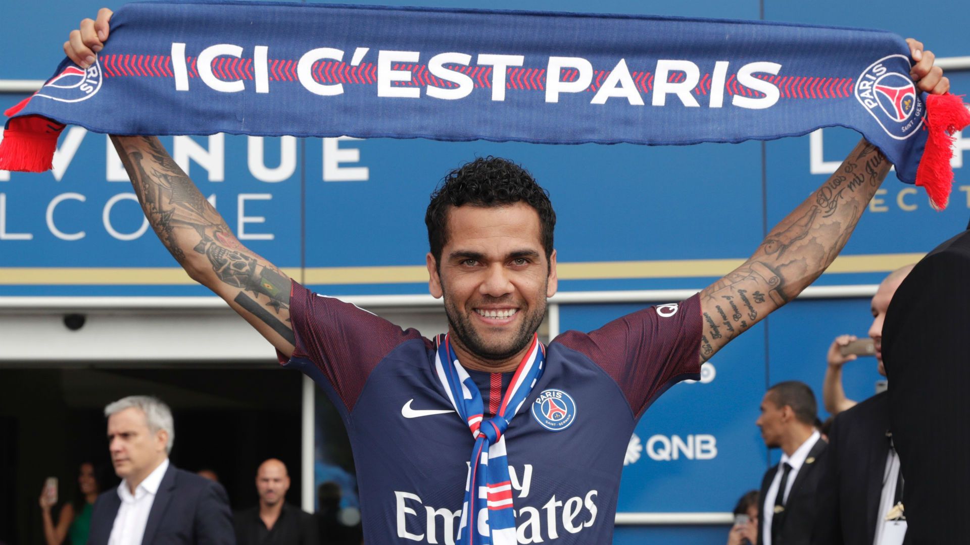 Dani Alves PSG Presentation 12072017