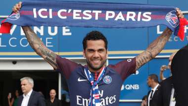 Dani Alves PSG Presentation 12072017