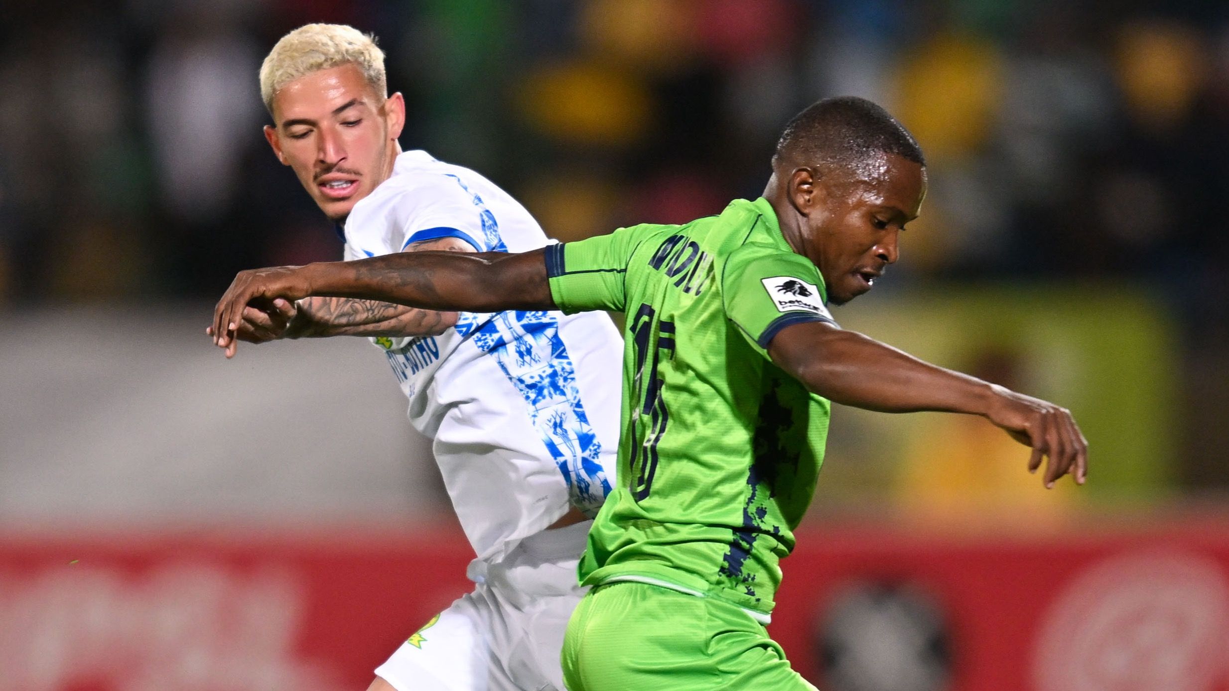 Ndabayithethwa Ndlondlo of Marumo Gallants and Arthur Sales of Mamelodi Sundowns