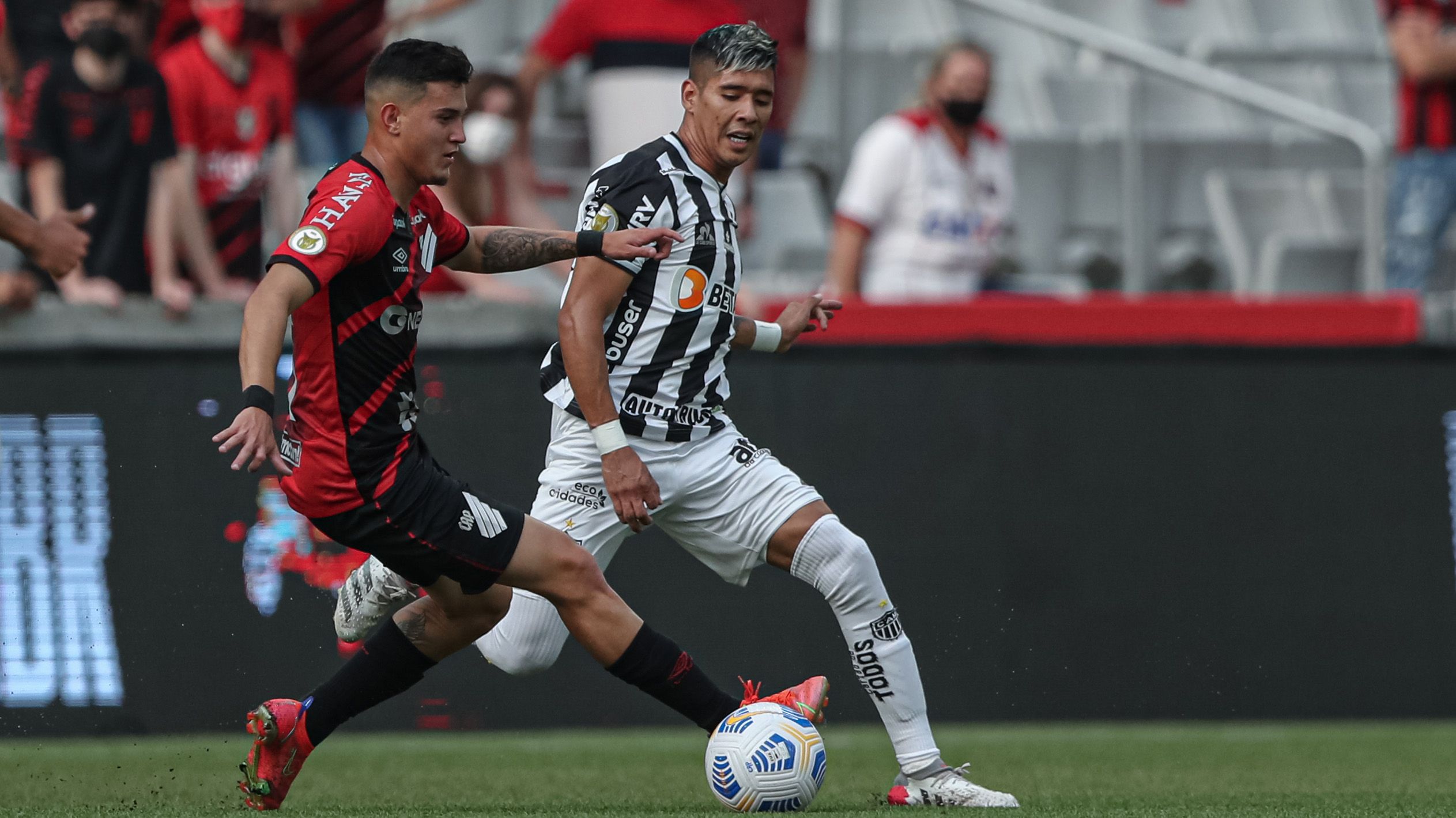 Disputa de bola em Athletico x Atlético-MG