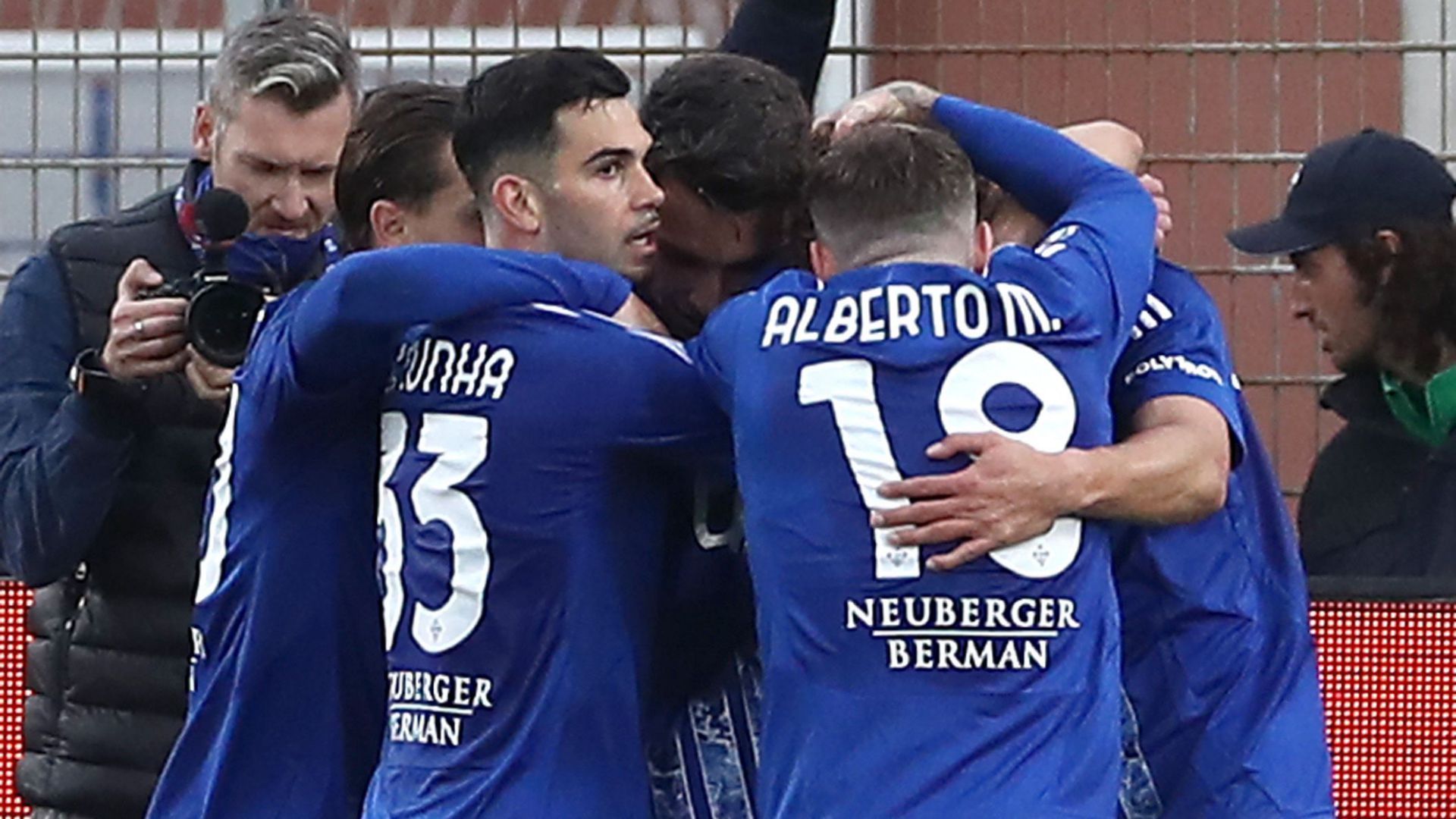 Como players celebrating Como Torino Serie A