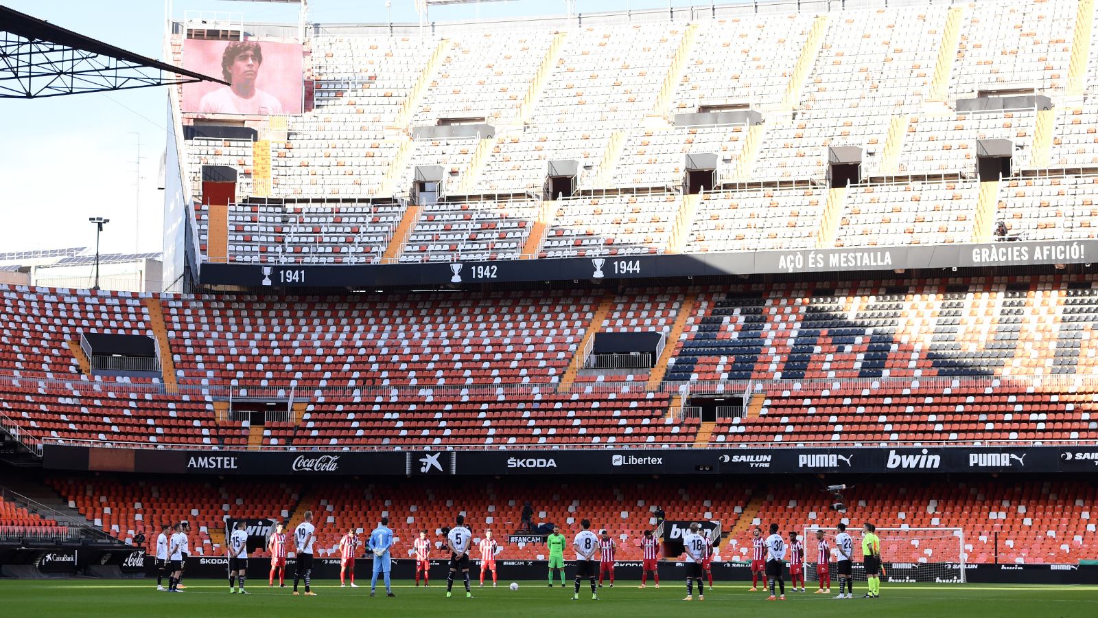 valencia atletico madrid mestalla homenaje a maradona