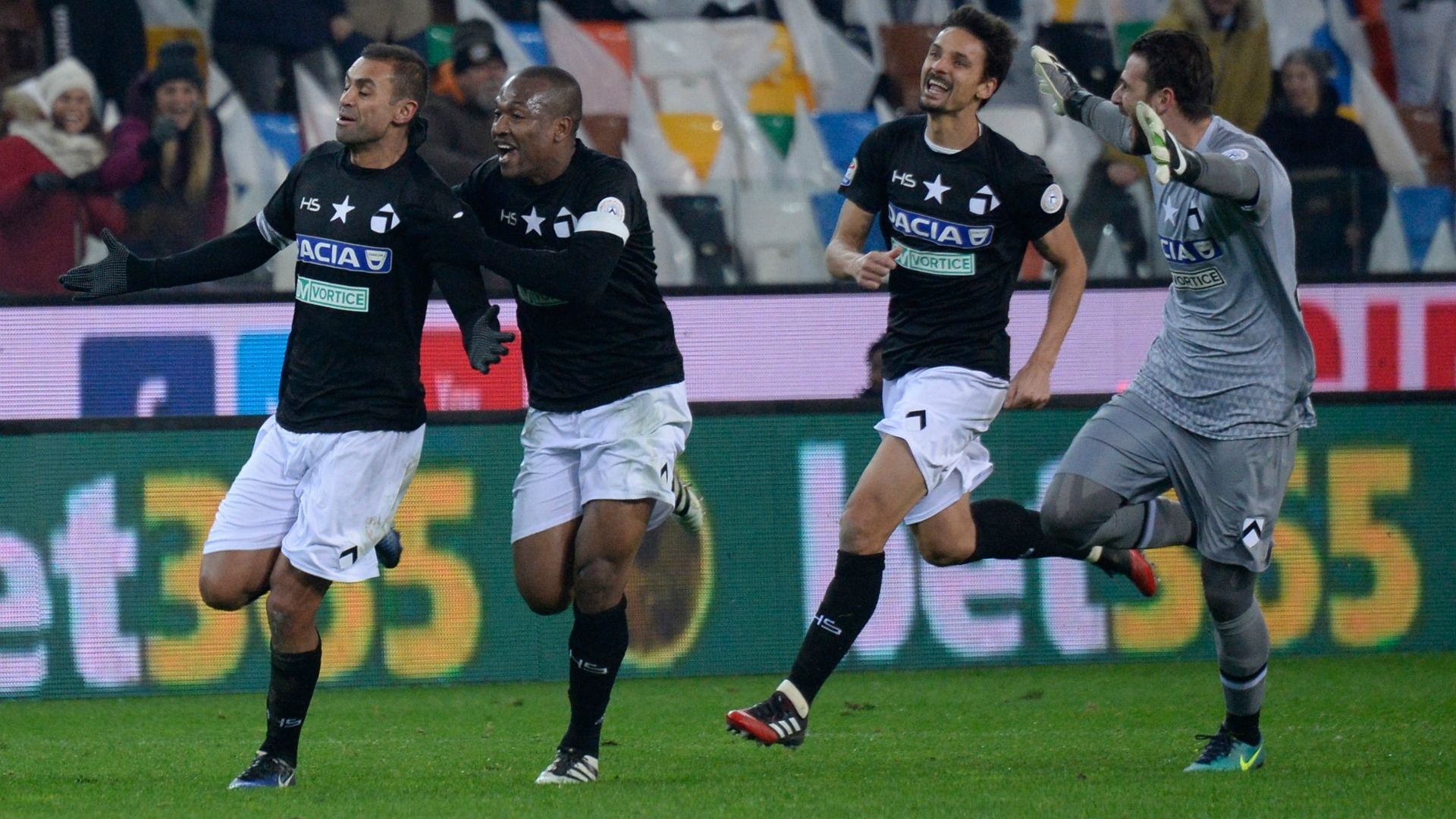 Danilo celebrates with his teammates Udinese Bologna Serie A 05122016
