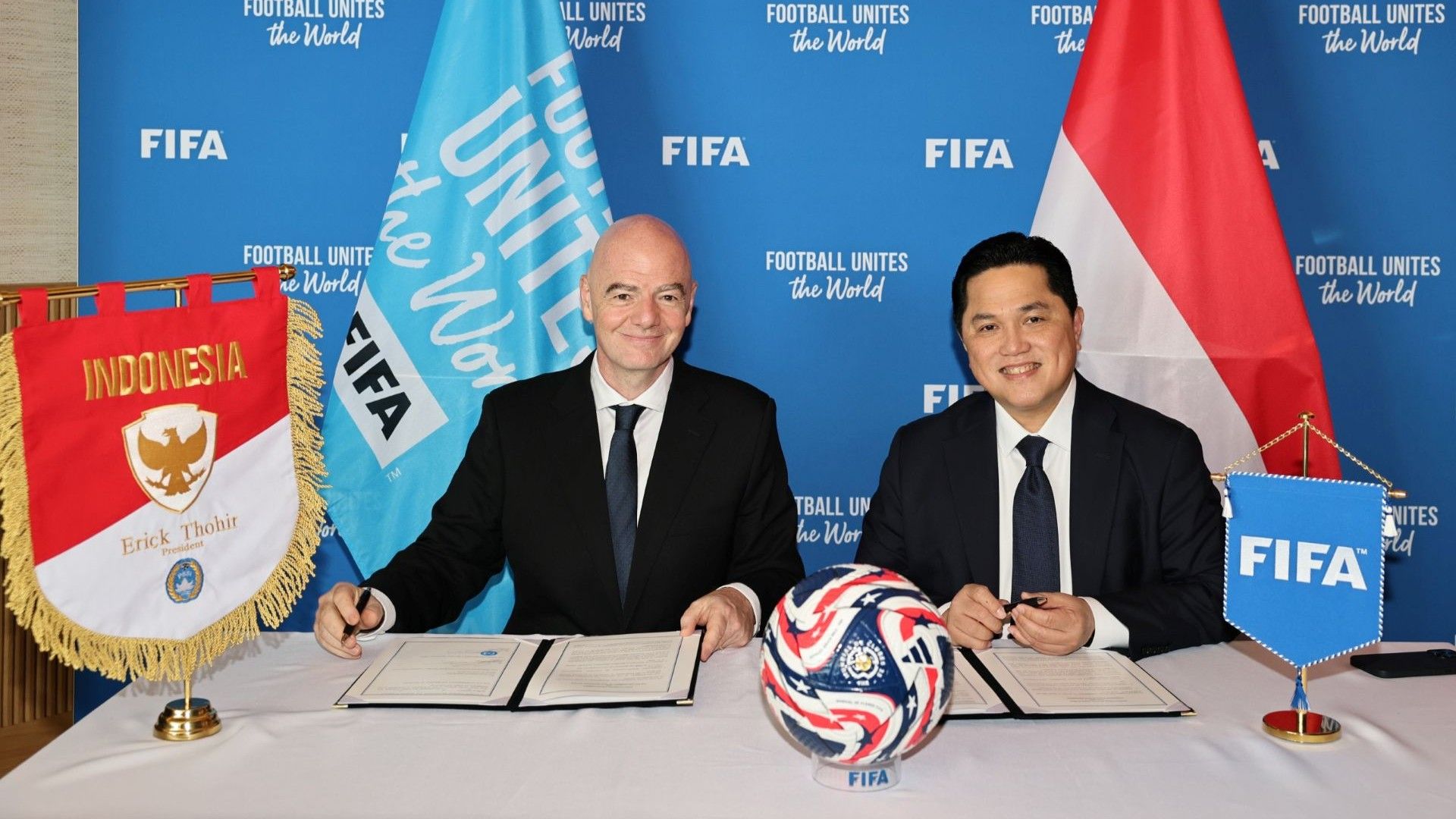 Presiden FIFA Gianni Infantino dan ketua umum PSSI Erick Thohir 