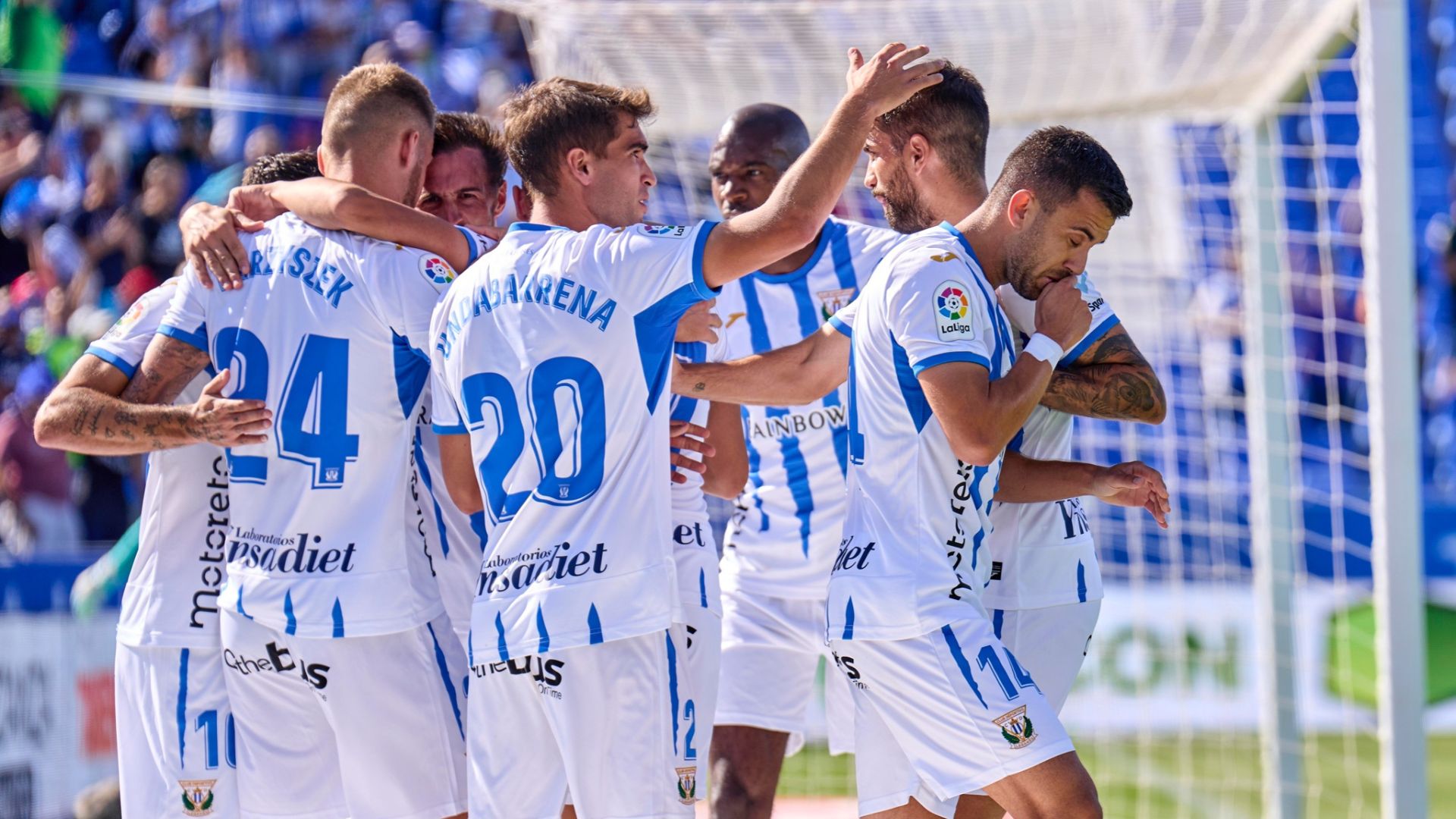 Jugadores celebrando un gol
