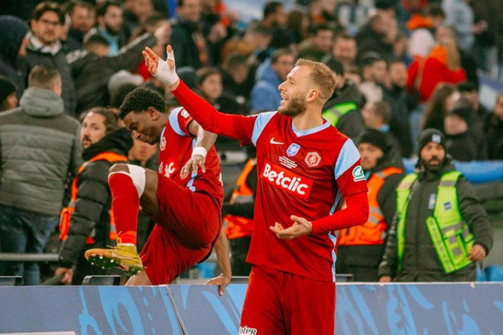 Yohan Demoncy salue les supporters après la victoire d'Annecy au stade Vélodrome en demi-finale de la Coupe de France.