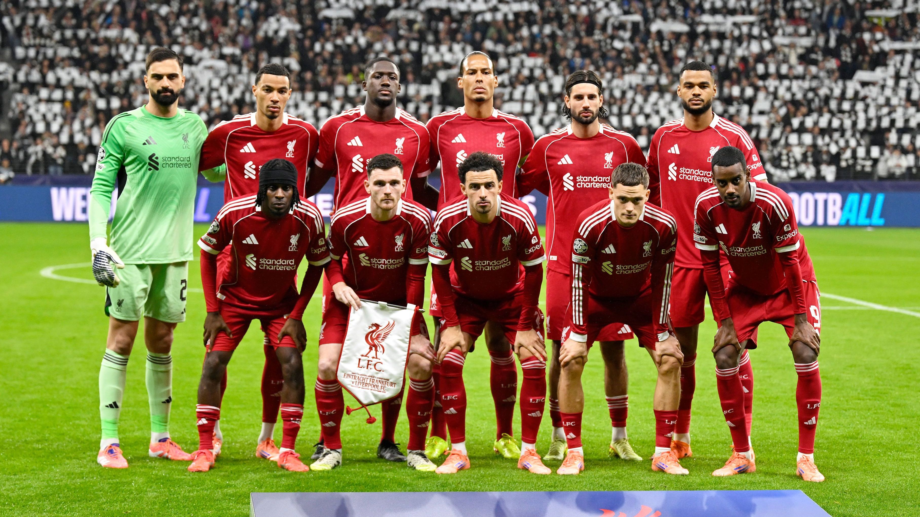 Frankfurt, Deutsche Bank Park, 22.10.25, GER, Herren, UEFA Champions Leaugue, Saison 2025-2026, Eintracht Frankfurt - FC Liverpool Bild: Mannschaftsfoto, Gruppenfoto Liverpool. O.v.li. Torwart ALISSON (Liverpool), Hugo EKITIKE (Liverpool), Ibrahima KONATE (Liverpool), Virgil VAN DIJK (Liverpool), Dominik SZOBOSZLAI (Liverpool) und Cody GAKPO (Liverpool). U.v.li. Jeremie FRIMPONG (Liverpool), Andrew ROBERTSON (Liverpool), Curtis JONES (Liverpool), Florian WIRTZ (Liverpool) und Alexander ISAK (Liverpool) UEFA regulations prohibit any use of photographs as image sequences and or quasi-video. Hessen Deutschland *** Frankfurt, Deutsche Bank Park, 22 10 25, GER, Men, UEFA Champions Leaugue, Season 2025 2026, Eintracht Frankfurt FC Liverpool picture team photo, group photo Liverpool O v li Goalkeeper ALISSON Liverpool , Hugo EKITIKE Liverpool , Ibrahima KONATE Liverpool , Virgil VAN DIJK Liverpool , Dominik SZOBOSZLAI Liverpool and Cody GAKPO Liverpool U v li Jeremie FRIMPONG Liverpool , Andrew ROBERTSON Liverpool , Curtis JONES Liverpool , Florian WIRTZ Liverpool and Alexander ISAK Liverpool UEFA regulations prohibit any use of photographs as image sequences and or quasi video Hessen Germany
