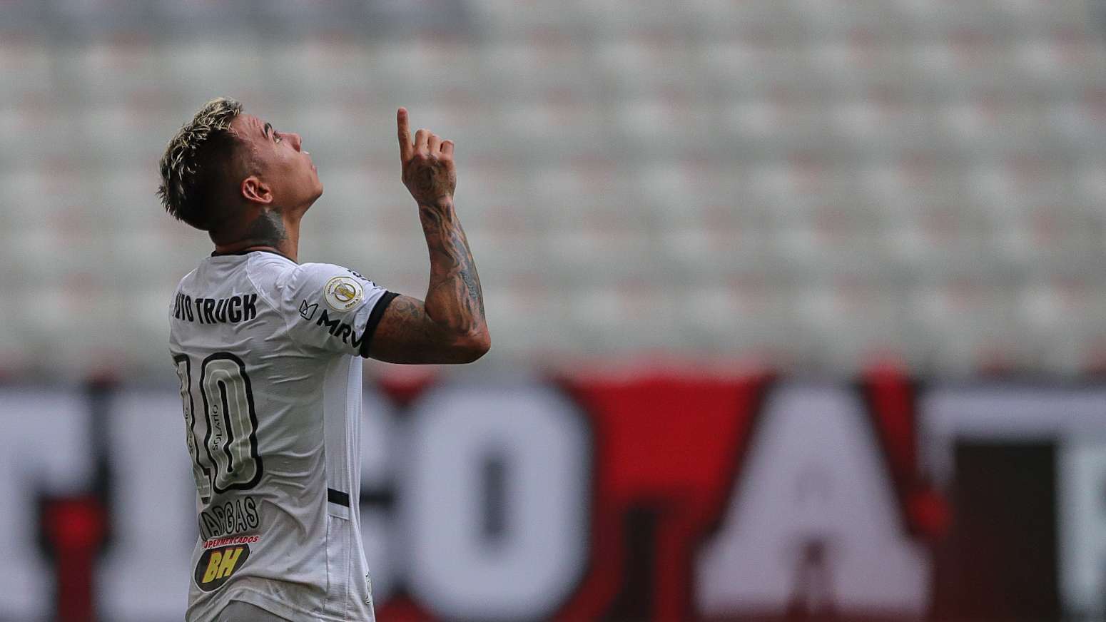 Eduardo Vargas comemora gol pelo Atlético-MG