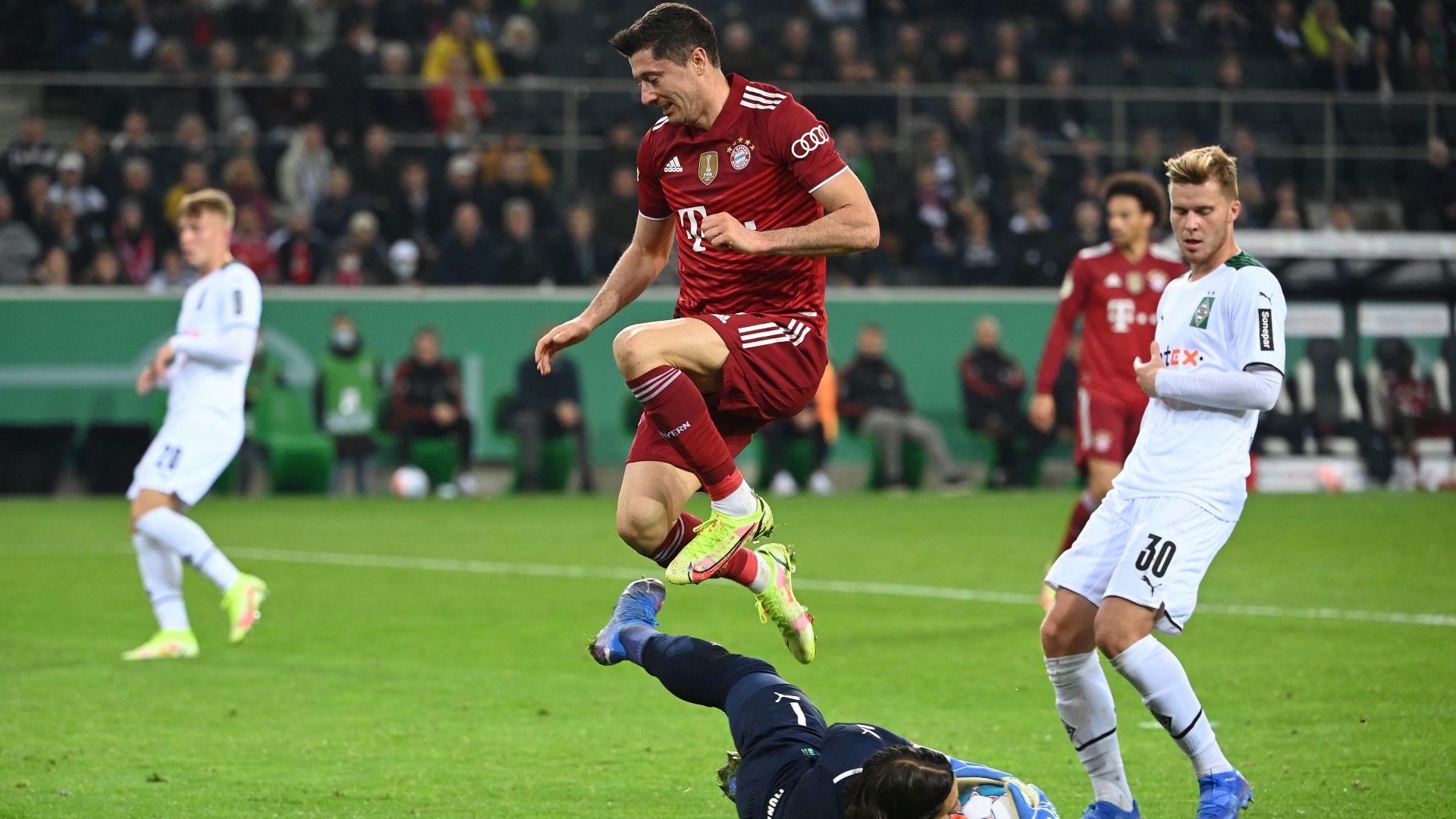 Yann Sommer Robert Lewandowski Borussia Monchengladbach Bayern DFB Pokal 27102021