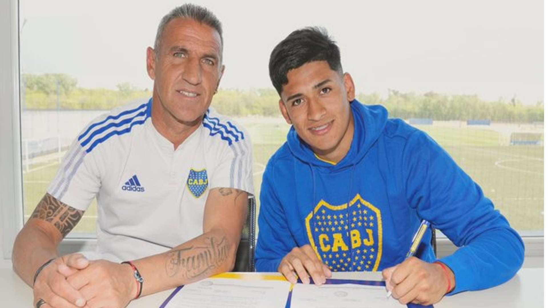 Simón Rivero firmando con Boca