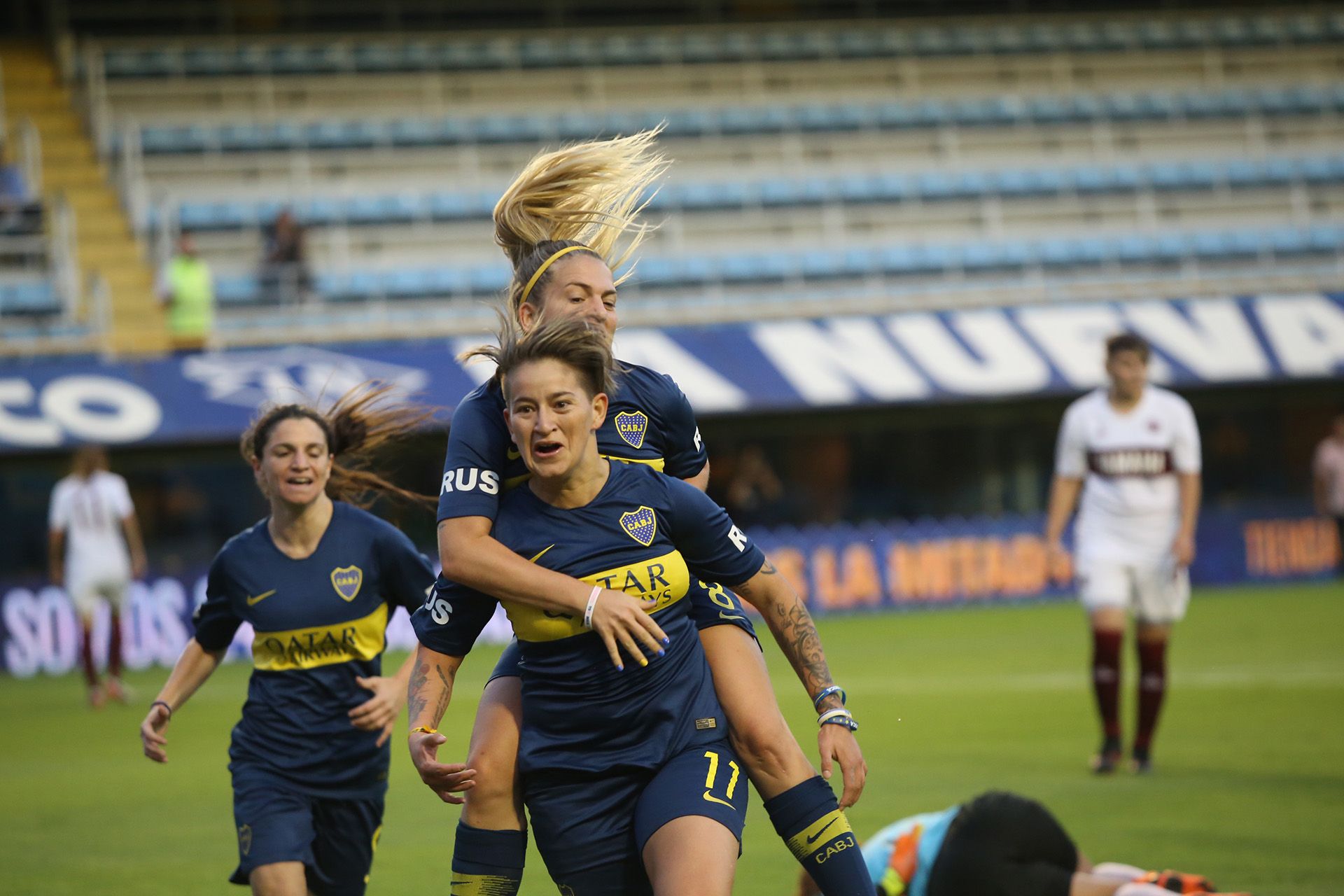 Yamila Rodríguez festeja con Camila Gómez Ares. En 2019 el equipo femenino de Boca volvió a La Bombonera tras dos décadas.