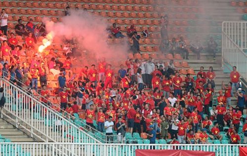 Cổ động viên Việt Nam đốt pháo sáng ở ASIAD 18