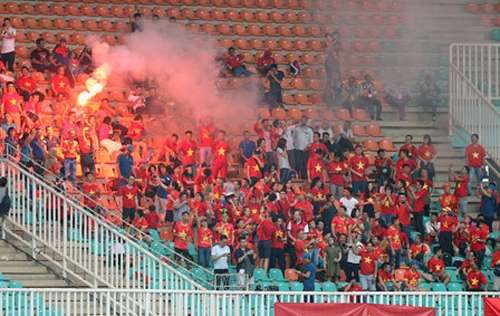 Cổ động viên Việt Nam đốt pháo sáng ở ASIAD 18