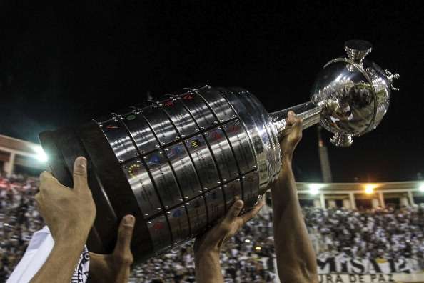 El preciado trofeo de la Copa Libertadores.