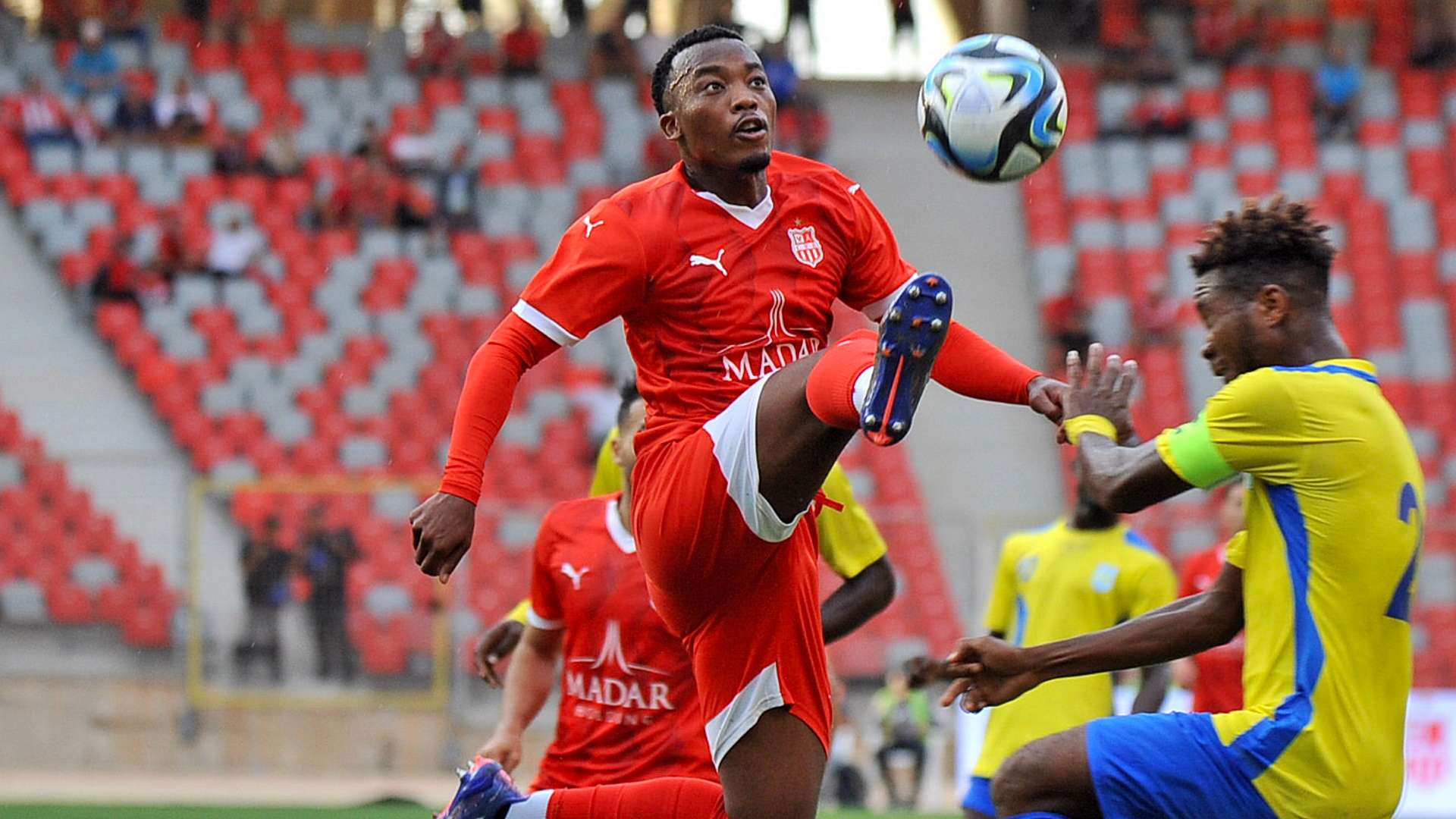 WATCH: Former Kaizer Chiefs transfer target Khanyisa Mayo facing challenges at CR Belouizdad as former Leicester City and Newcastle United star sends warning to Orlando Pirates | Goal.com South Africa