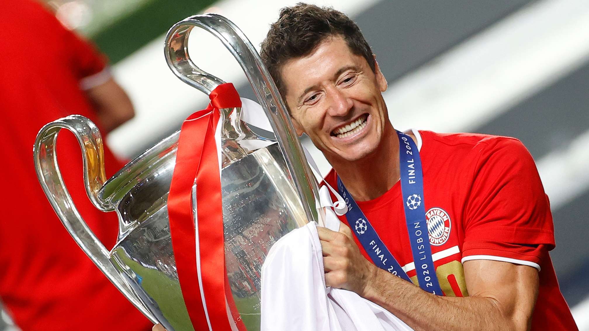 Robert Lewandowski Bayern Champions League trophy 2020