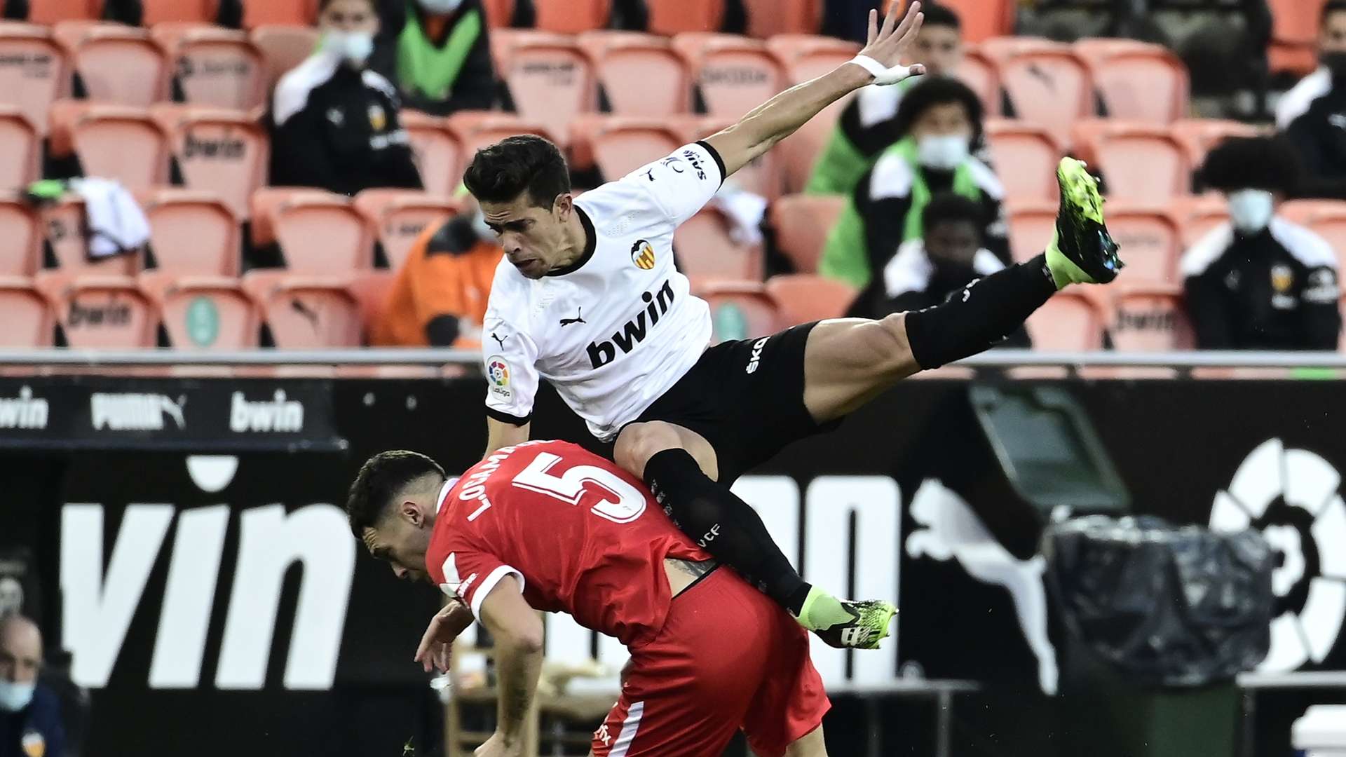 Gabriel Paulista y Ocampos en el Valencia vs. Sevilla