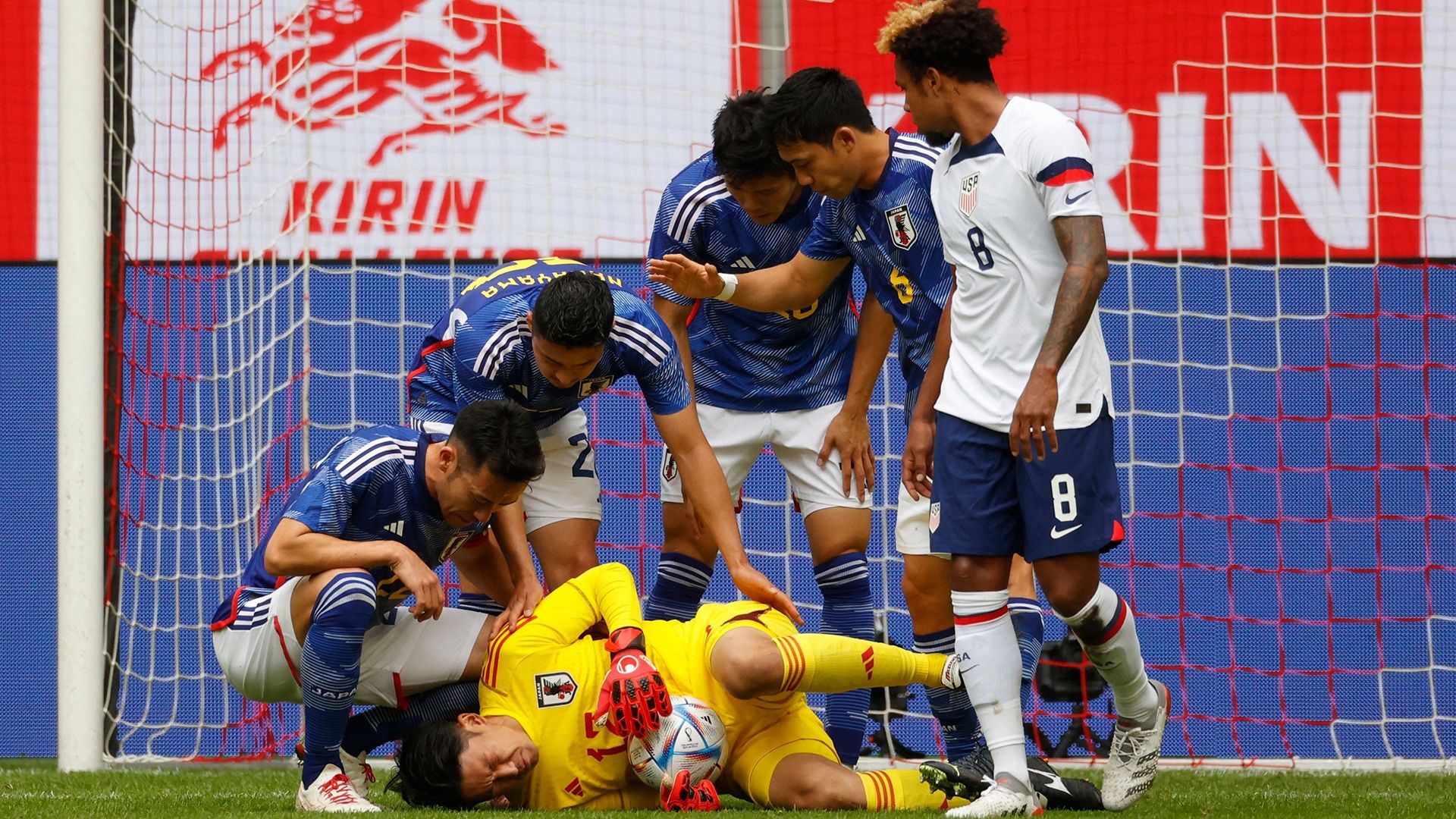 GK権田修一が日本代表を離脱…アメリカ戦で相手と接触して交代 | Goal.com 日本