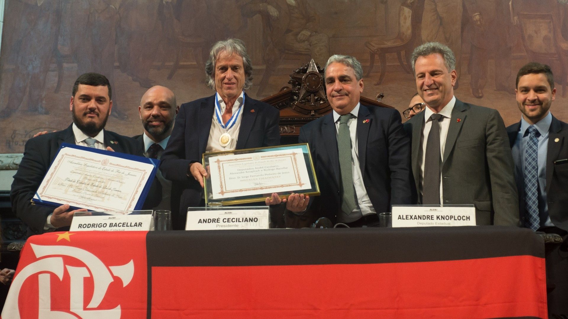 Jorge Jesus com a medalha Tiradentes 2019