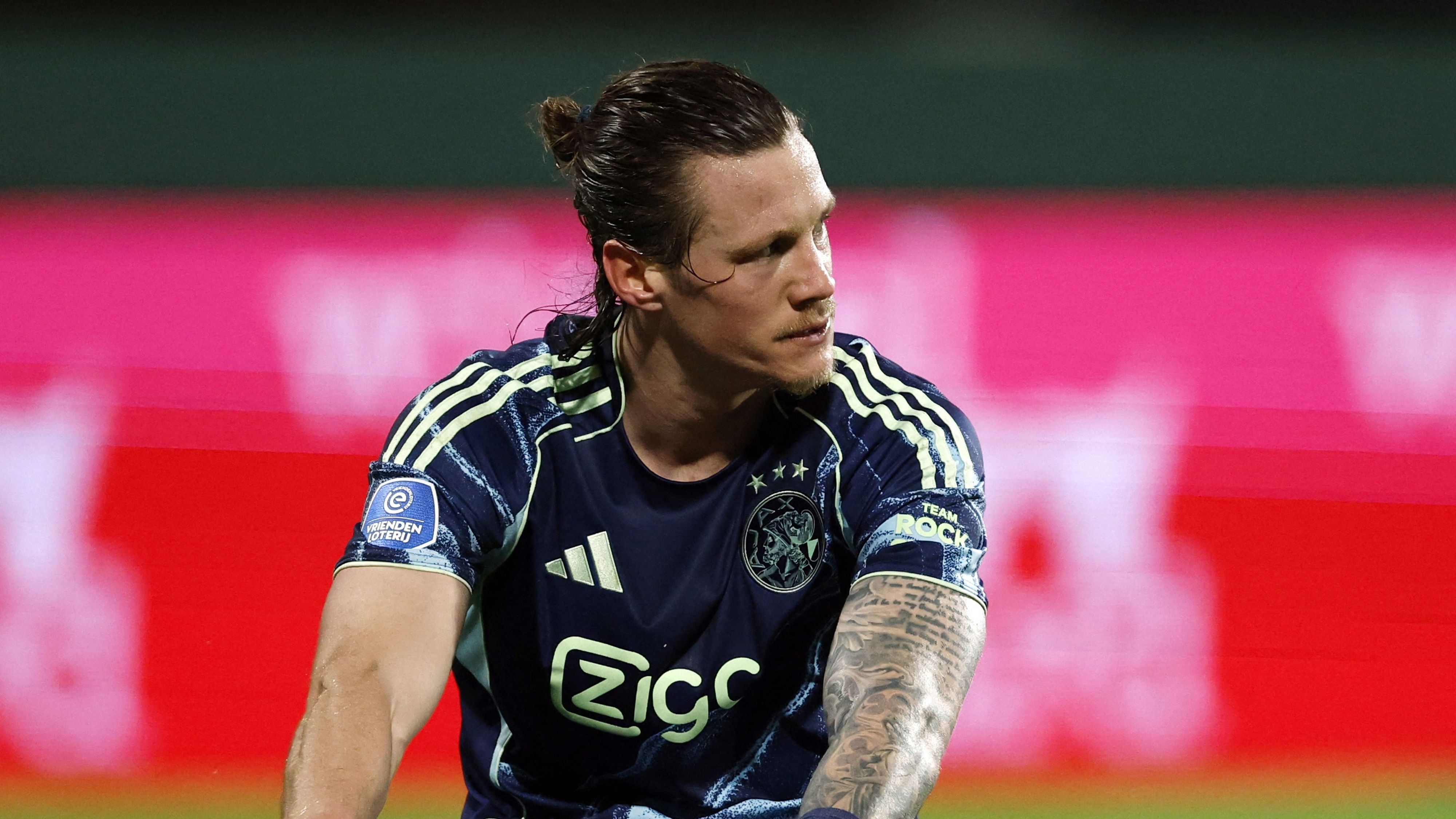 Weghorst promete manter um hábito em Amsterdã: “Não é prático no Twente”