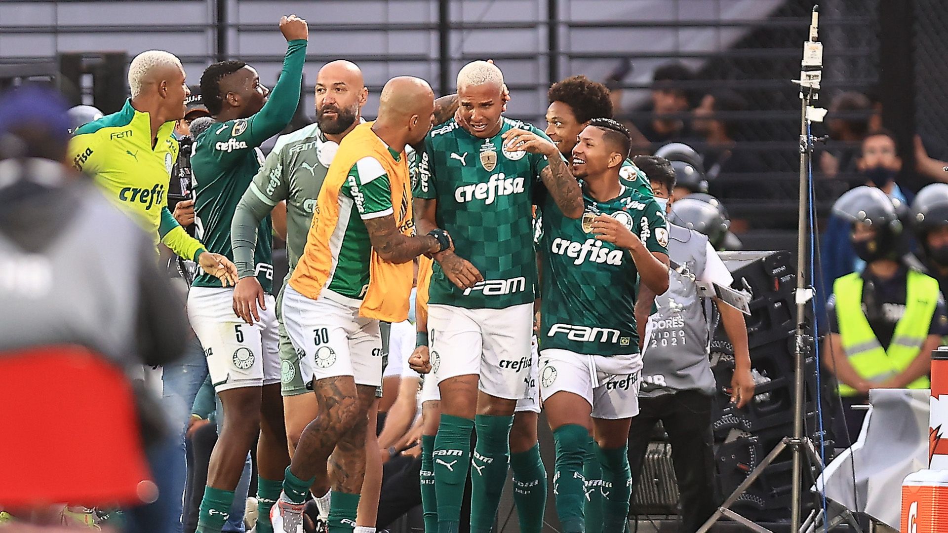 Deyverson comemora com companheiros, Palmeiras x Flamengo, final da Copa Libertadores, 27112021