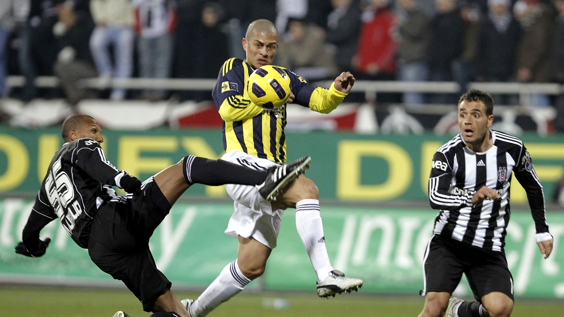 Aurelio Alex de Souza Besiktas Fenerbahce 2011