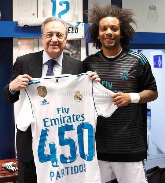 마르셀루의 450경기 출전을 기념하기 위해 특별제작 유니폼을 선물한 레알 마드리드의 페레즈 회장. 사진=레알마드리드 공식 홈페이지 캡처