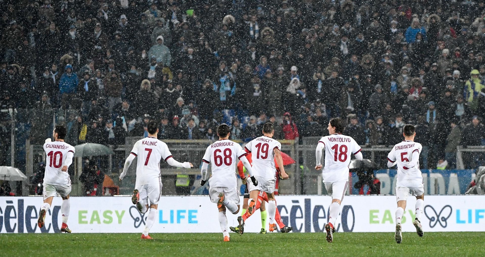 Milan players celebrating Lazio Milan Coppa Italia