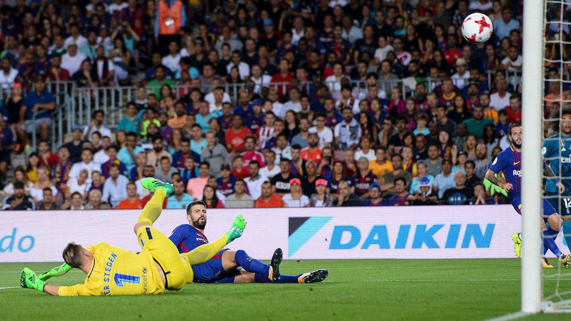 Pique Barcelona Real Madrid Supercopa España