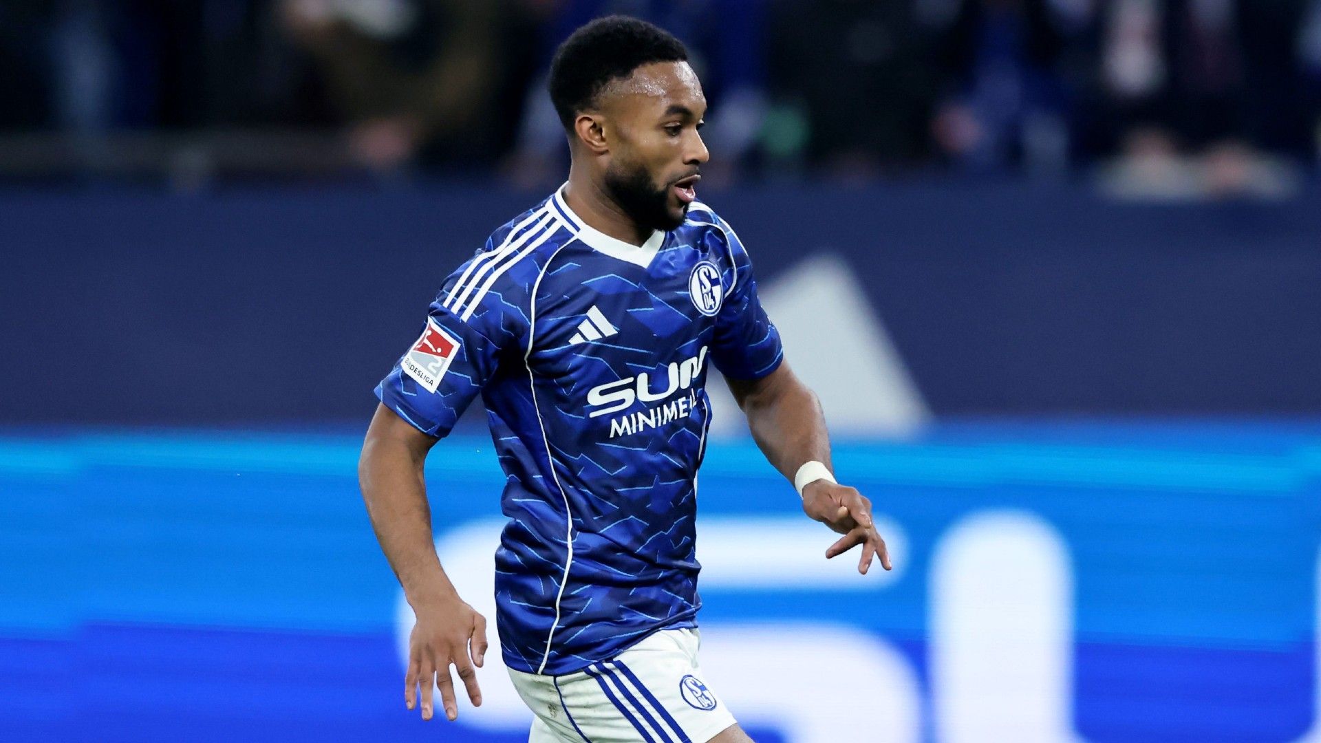 Moussa Sylla of FC Schalke 04 runs with the ball 