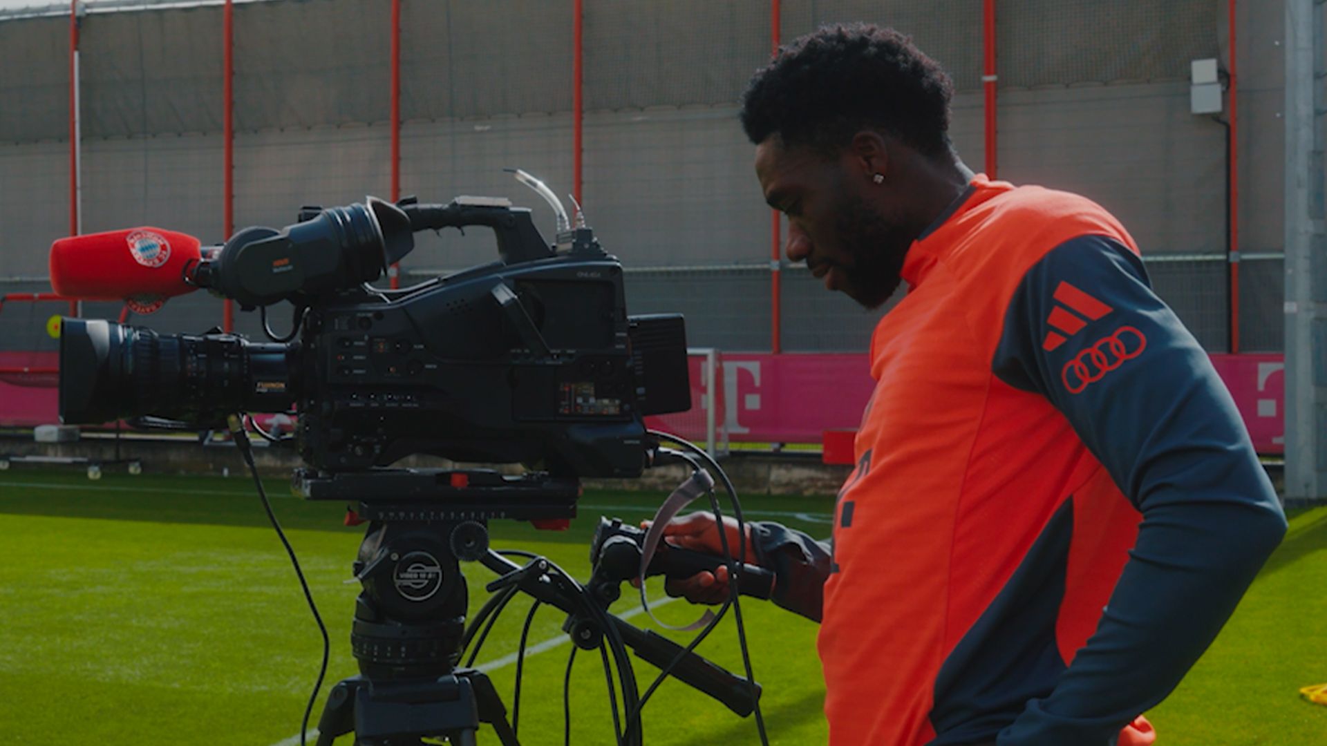 Alphonso Davies probiert sich an der Kamera